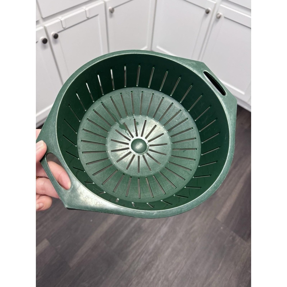 Vintage Colander Green Hard Plastic Durable Timeless Throw Back Great Condition